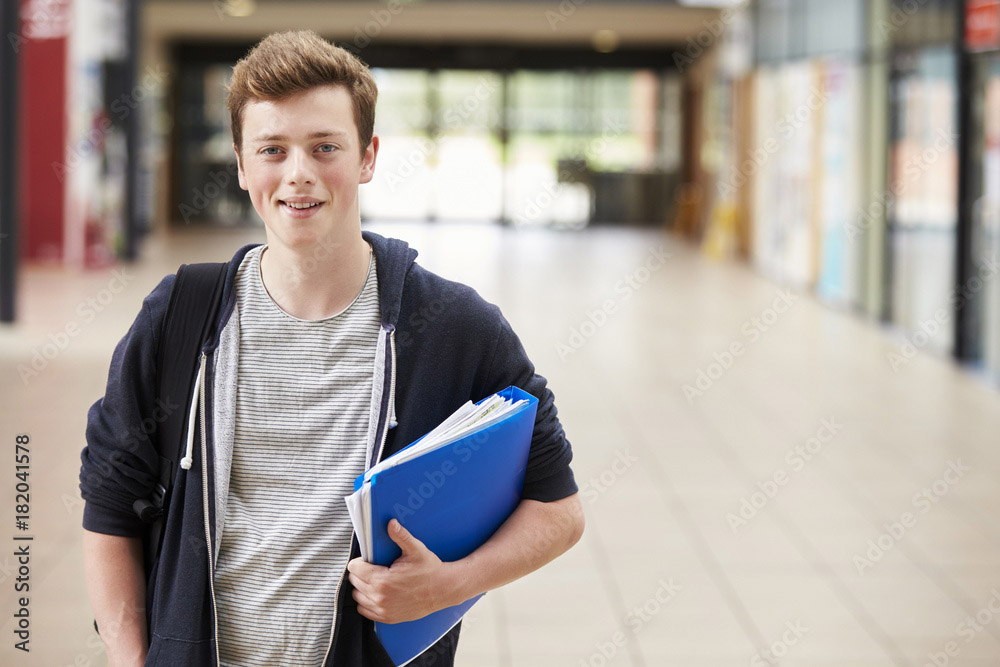 Student im Gang einer Uni